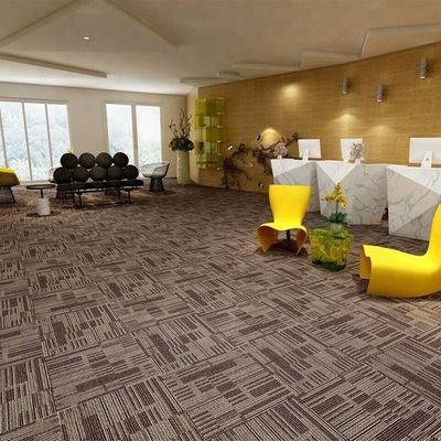 520g/sqm 스파일 무게 PVC 뒷면과 PP 표면과 함께 상용실 카펫 타일